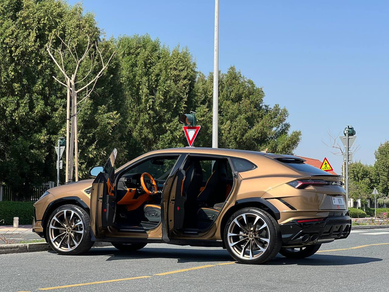 LAMBORGHINI URUS BROWN S