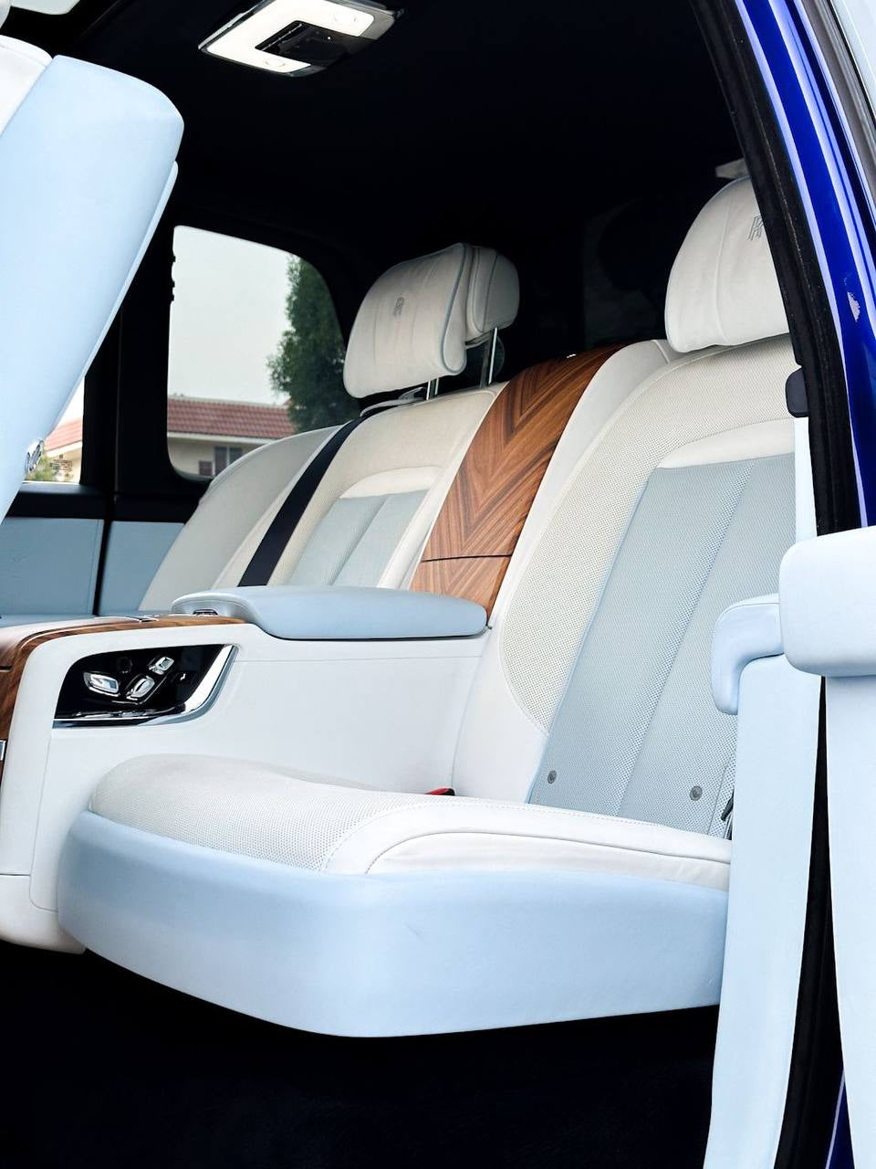 ROLL ROYCE CULLINAN BLUE