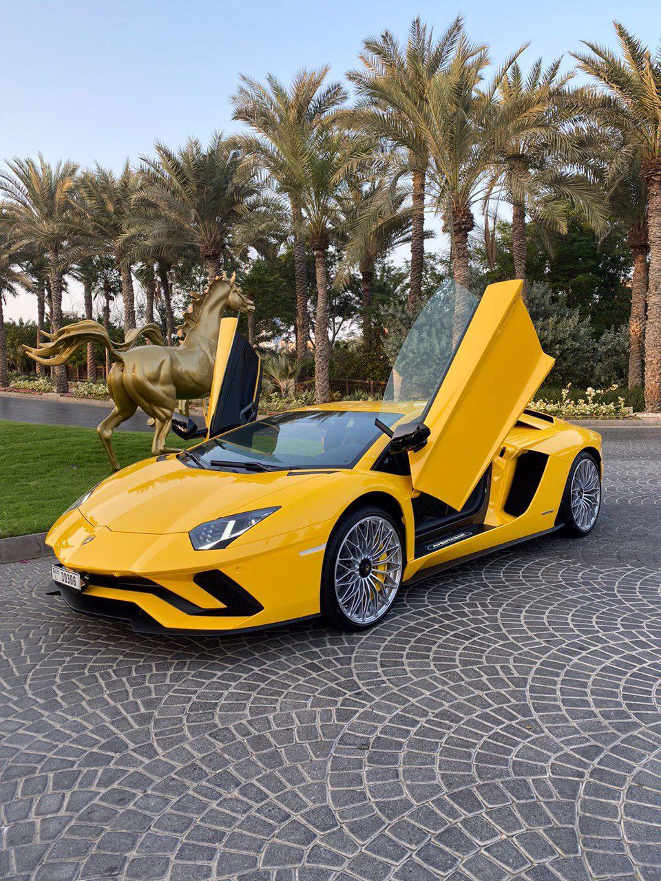 LAMBORGHINI AVENTADOR YELLOW