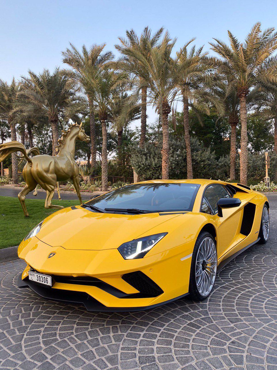 LAMBORGHINI AVENTADOR YELLOW