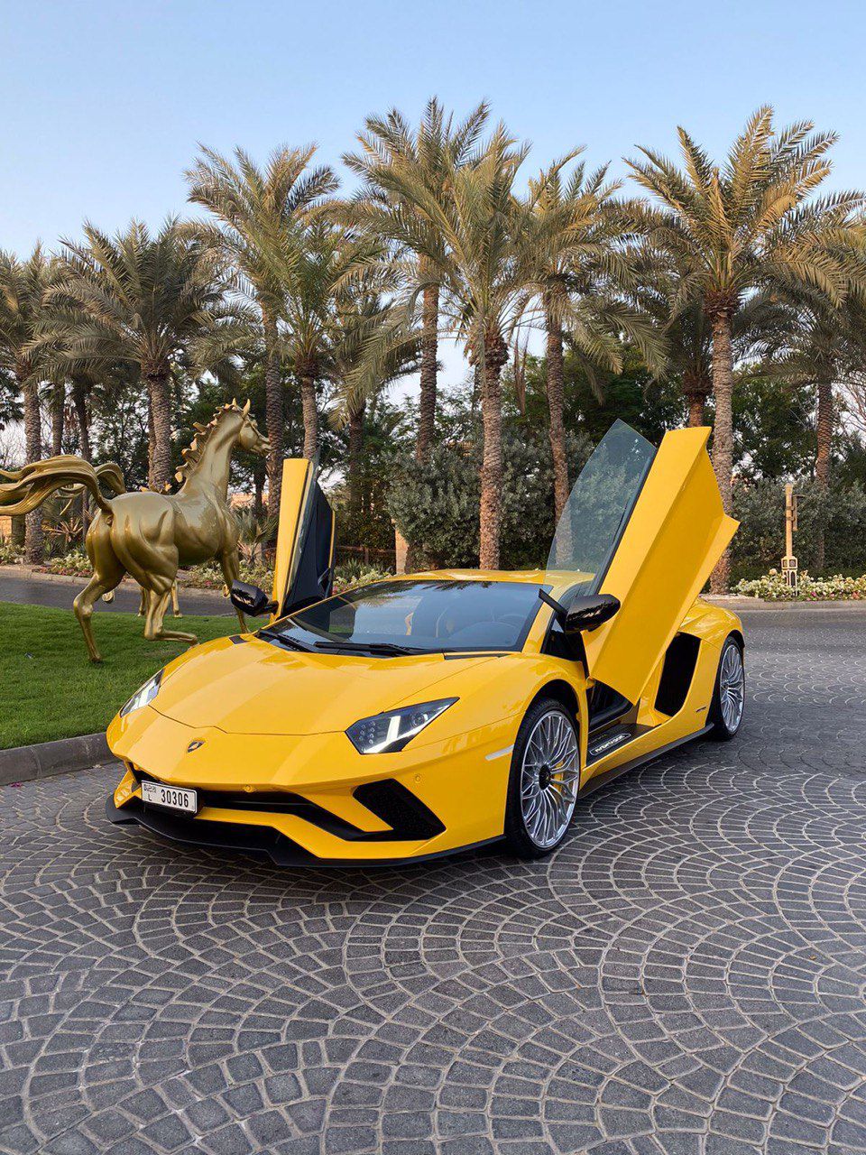 LAMBORGHINI AVENTADOR YELLOW