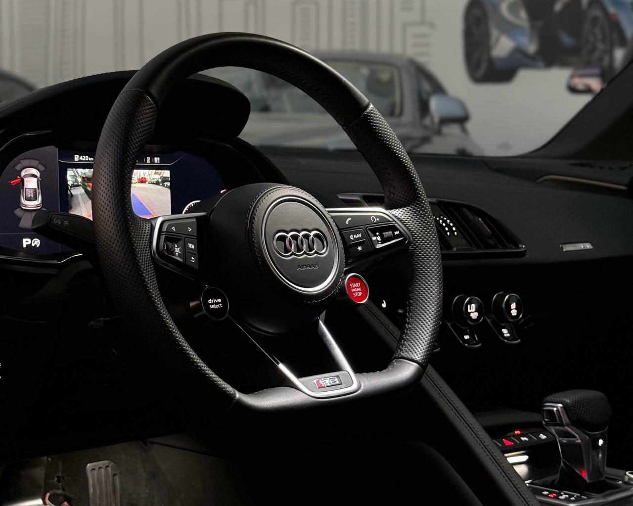 AUDI R8 RED