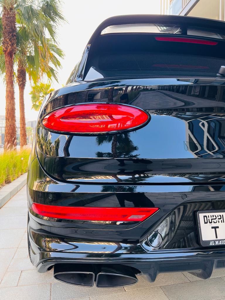 BENTLEY BENTAYGA BLACK