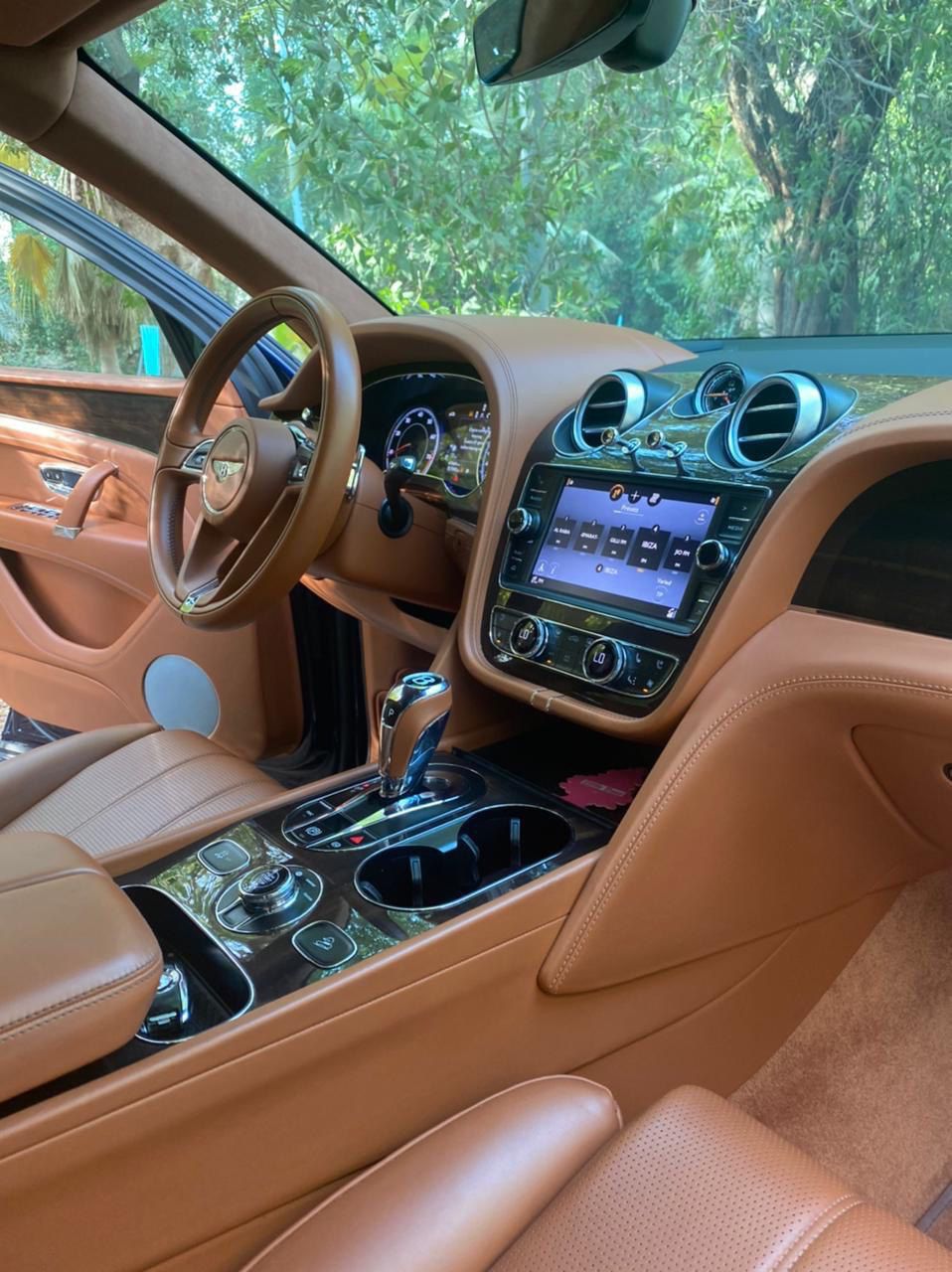 BENTLEY BENTAYGA WHITE